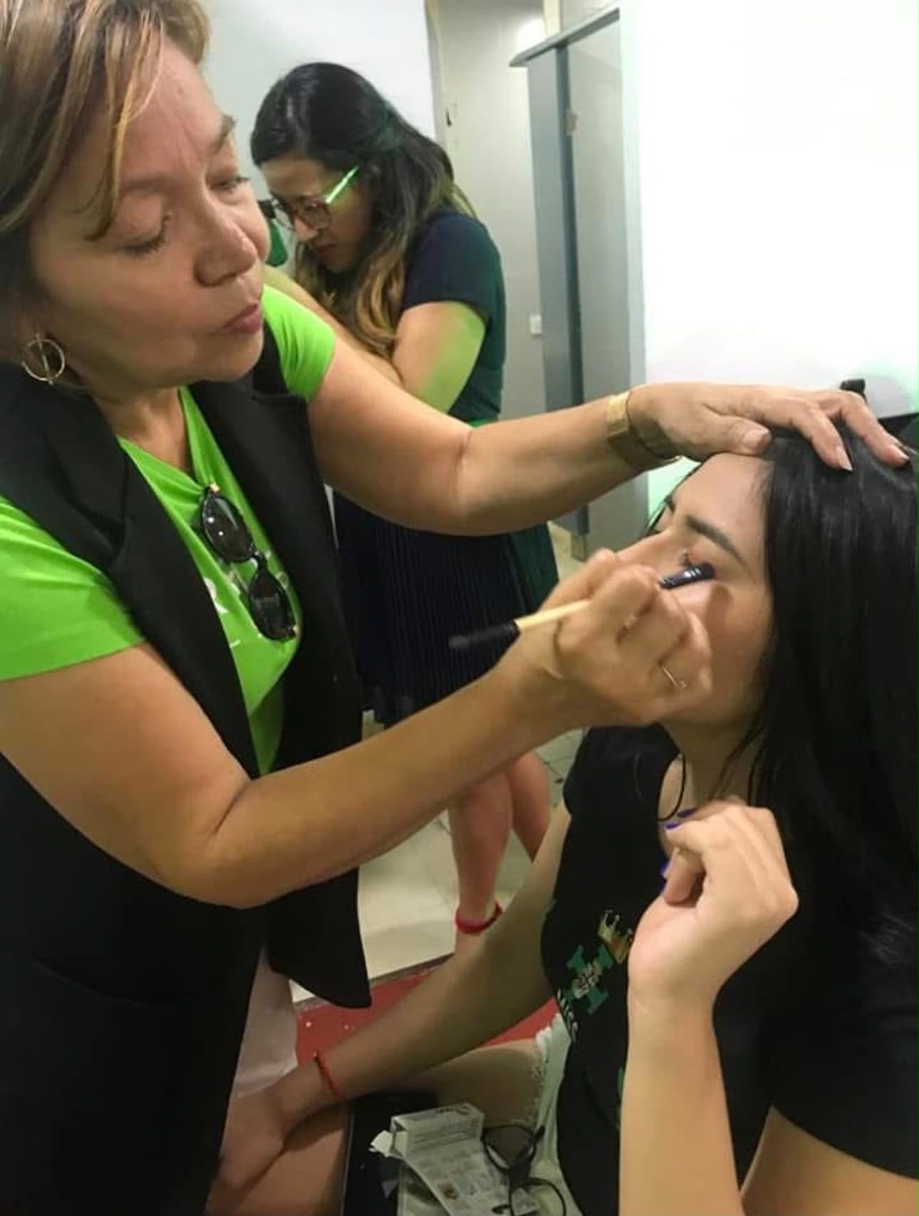 Jacqueline Viteri maquillando a una clienta